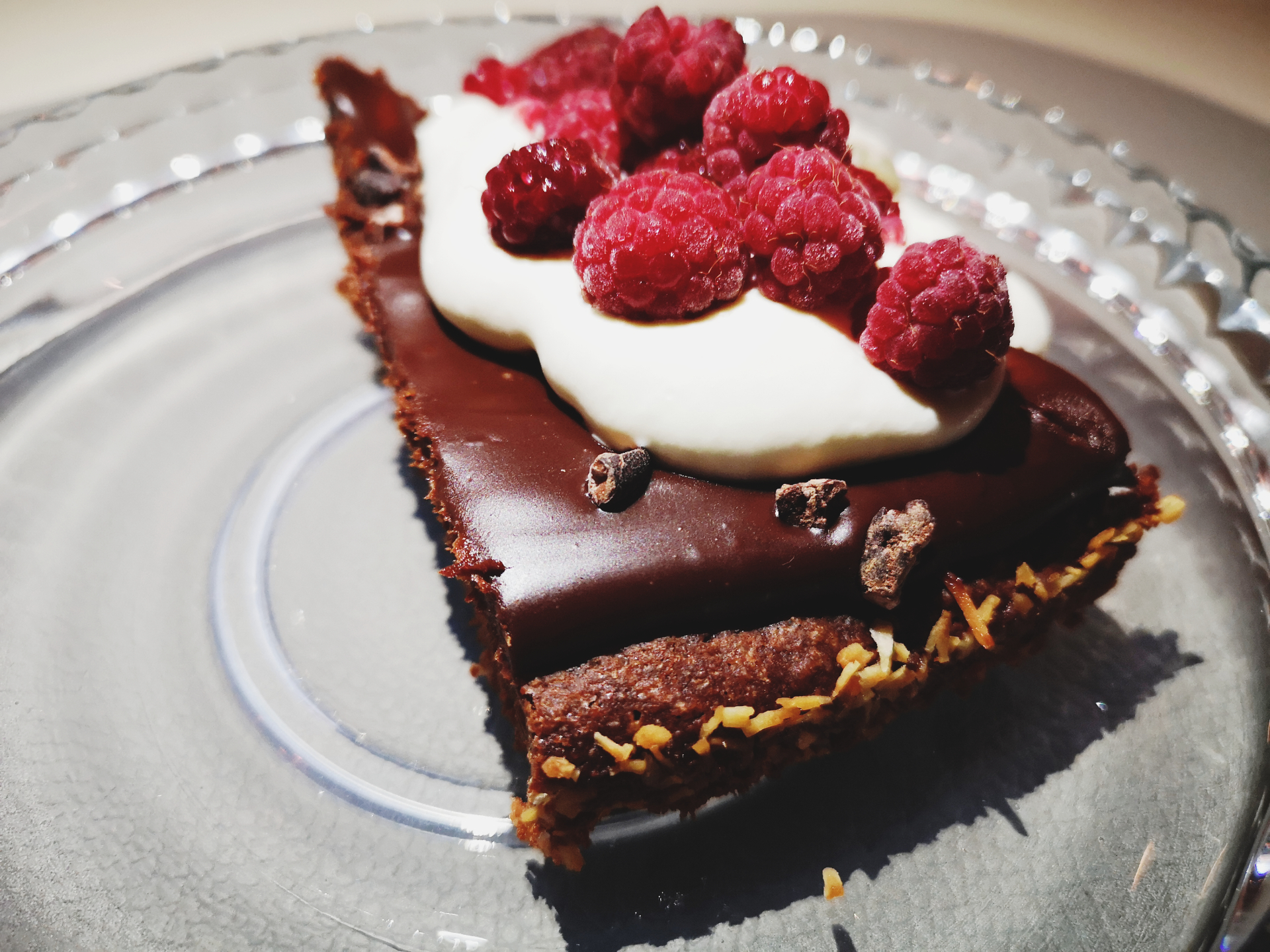 Kladdkaka med tryffeltäcke med smak av kokos och oliv
