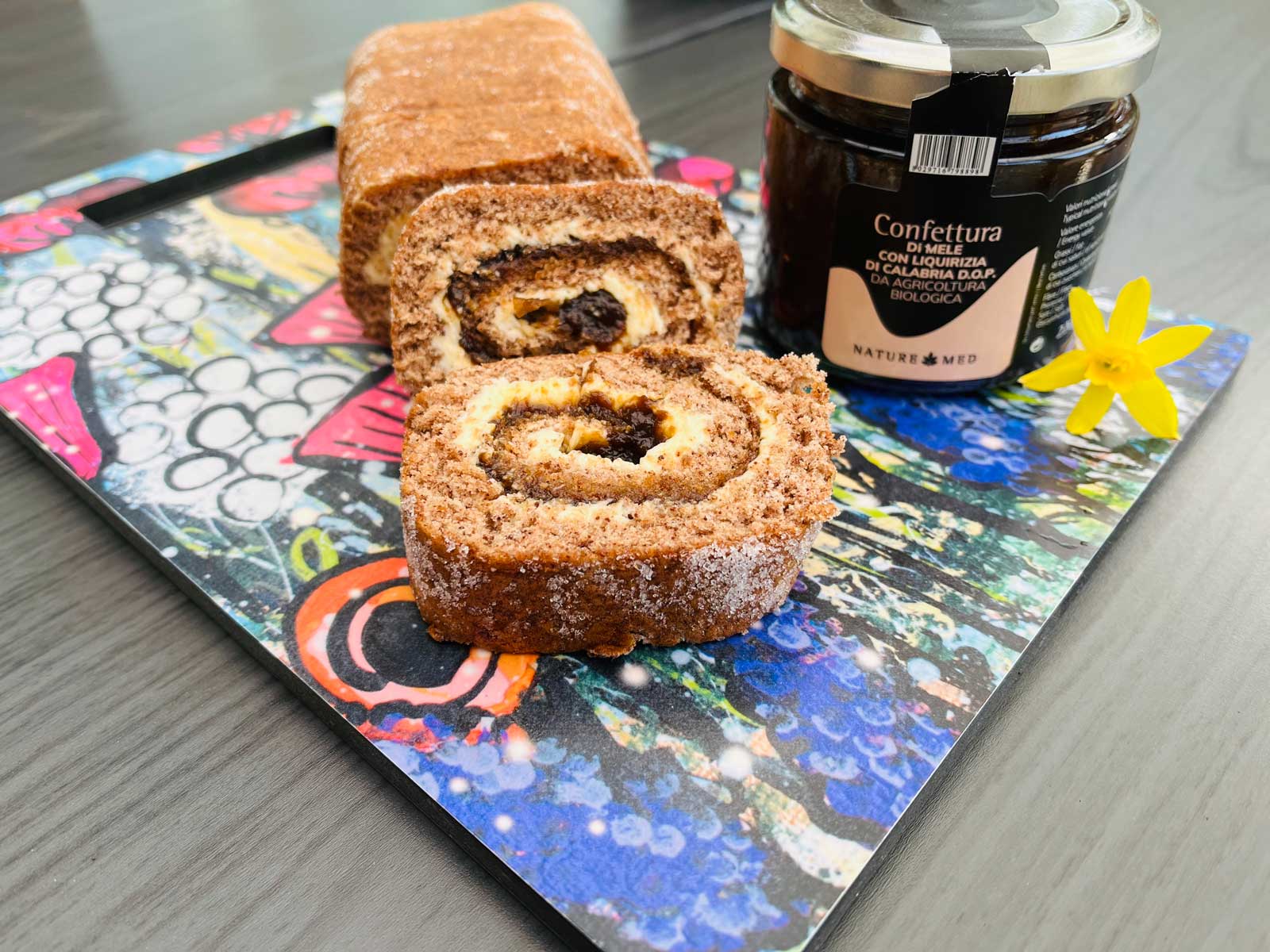 Rulltårta med lakrits och äpplekräm