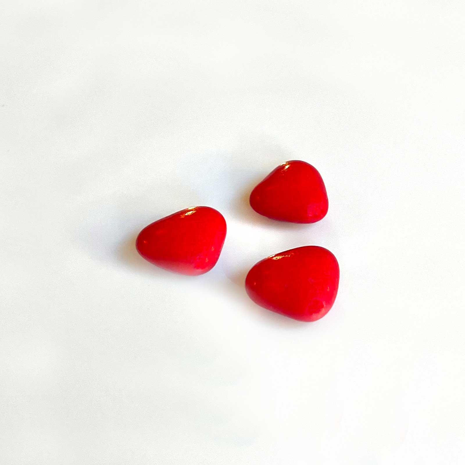 Röda hjärtan av mörk choklad